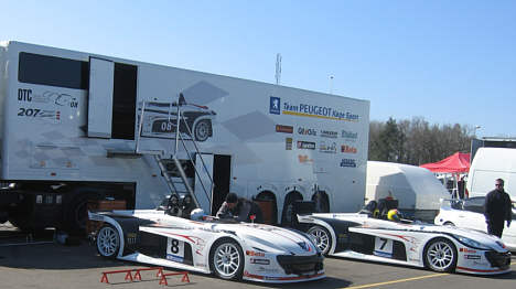 Mike Mathiesen (7) og Ronny Wechselberger (8) i Peugeot 207 Spider Cup.
